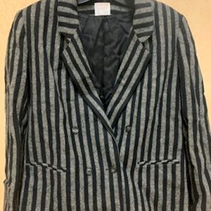 Cute blazer to wear to work or out.